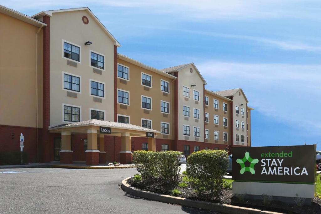 un hotel con un cartel frente a un edificio en Extended Stay America Suites - Philadelphia - Airport - Tinicum Blvd en Filadelfia