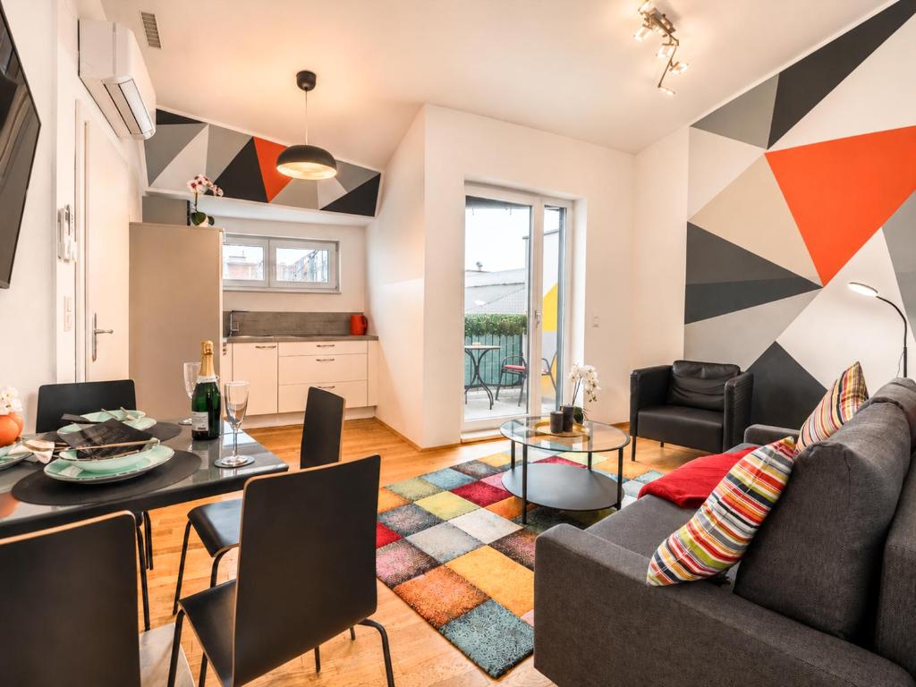 Balcony Apartment for 4 near Naschmarkt & U4 Metro