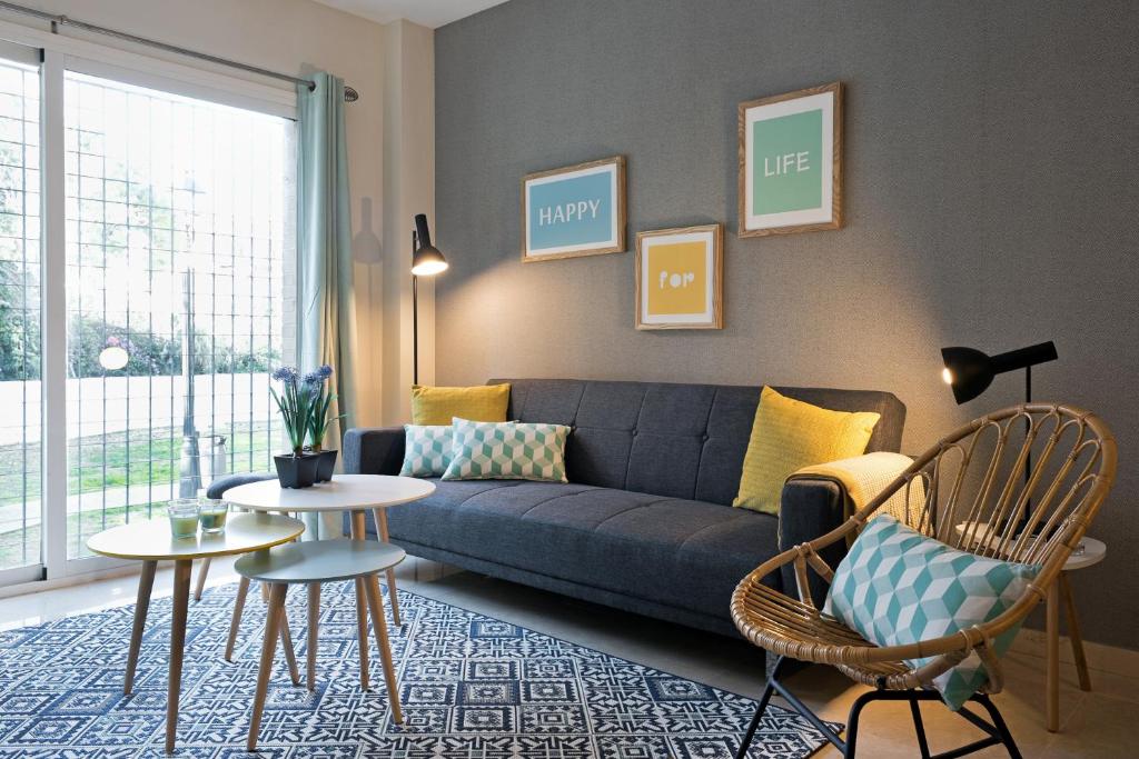 sala de estar con sofá azul y sillas en OFFLINE -- pacos, en Fuengirola