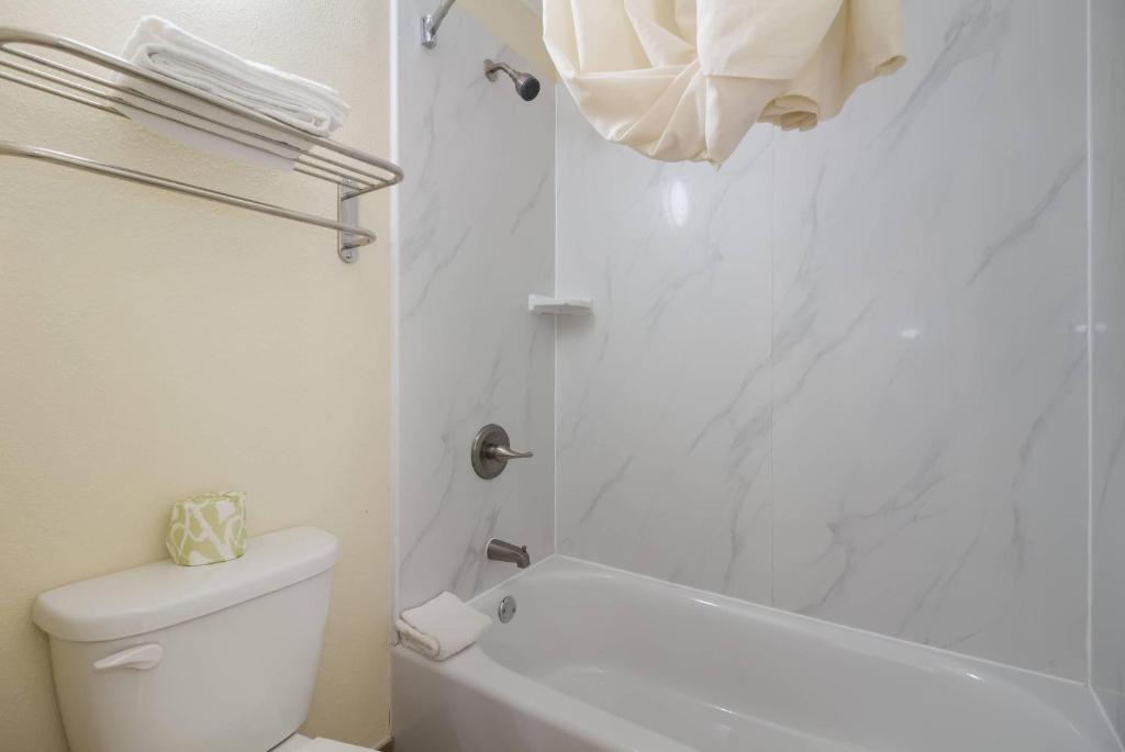 Suburban Studios Florence I-95 - 