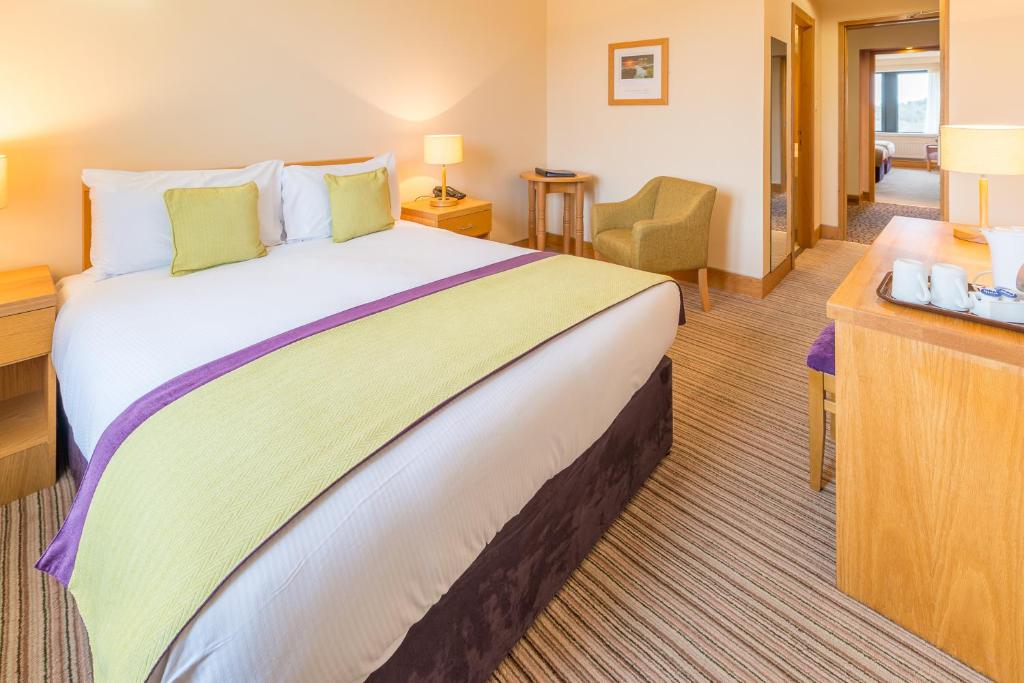 Postel nebo postele na pokoji v ubytování Knock House Hotel