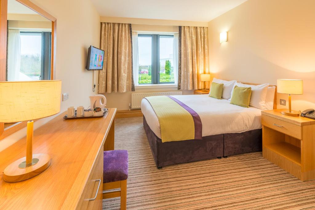 Postel nebo postele na pokoji v ubytování Knock House Hotel