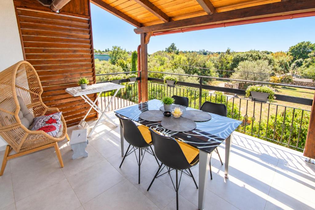 Holiday apartment Mata, village Šikići