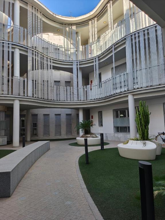 BONITO APARTAMENTO a 200 metros del centro de Sevilla con piscina y parking gratis