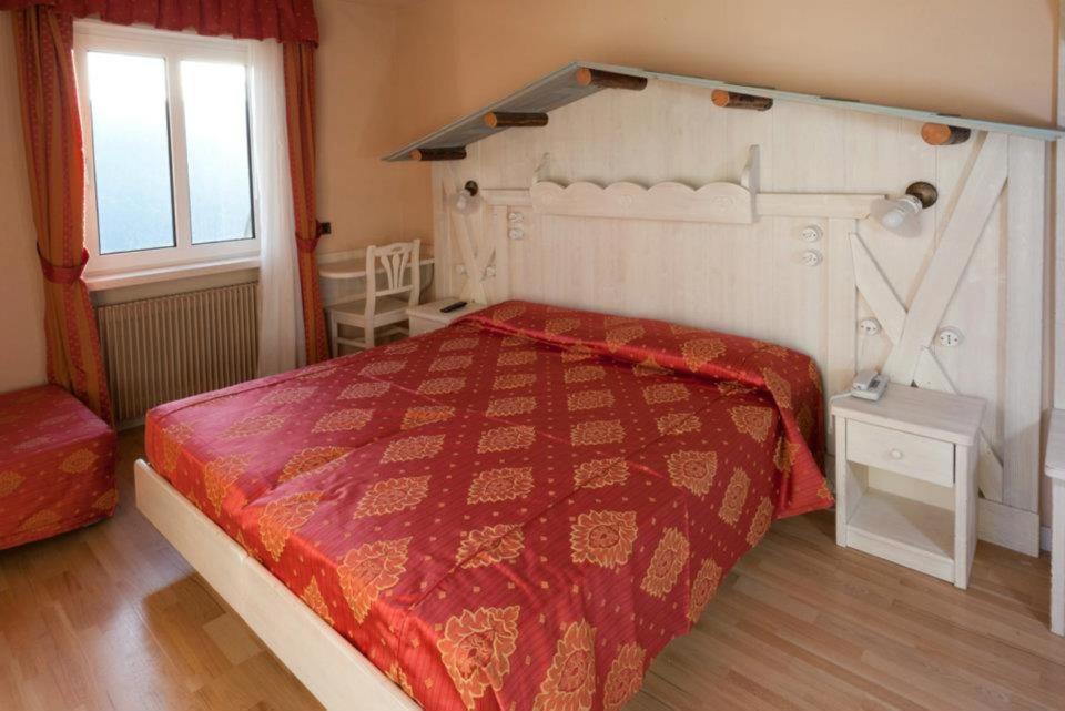Postel nebo postele na pokoji v ubytování Hotel Rosalpina