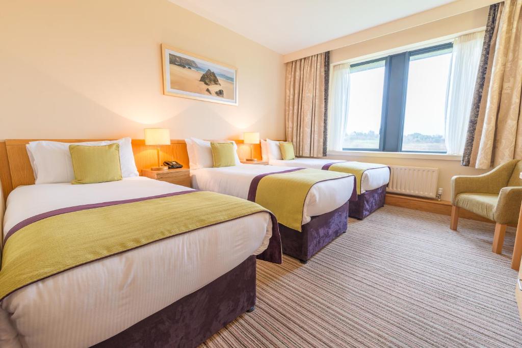 Postel nebo postele na pokoji v ubytování Knock House Hotel