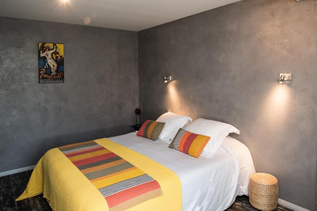 Postel nebo postele na pokoji v ubytování Logis Hotel Ur-Hegian