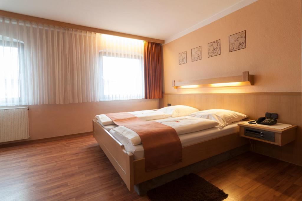 Postel nebo postele na pokoji v ubytování Hotel Rothenburger Hof