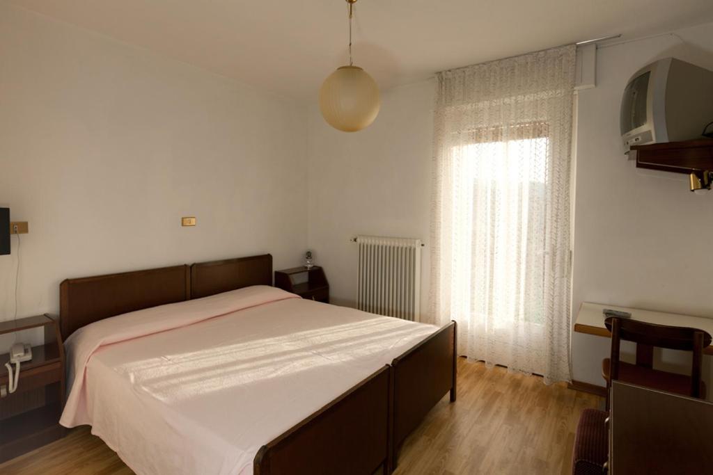 Postel nebo postele na pokoji v ubytování Hotel Rosalpina