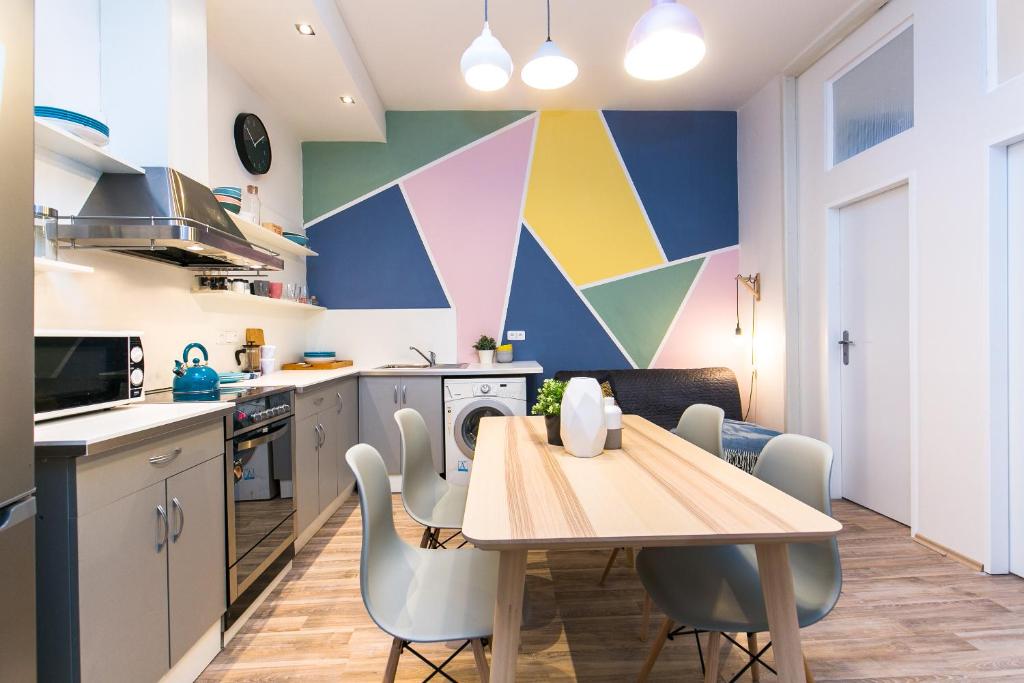 eine Küche mit einem Holztisch und Stühlen in der Unterkunft Apartments Ve Smeckach 27 in Prag
