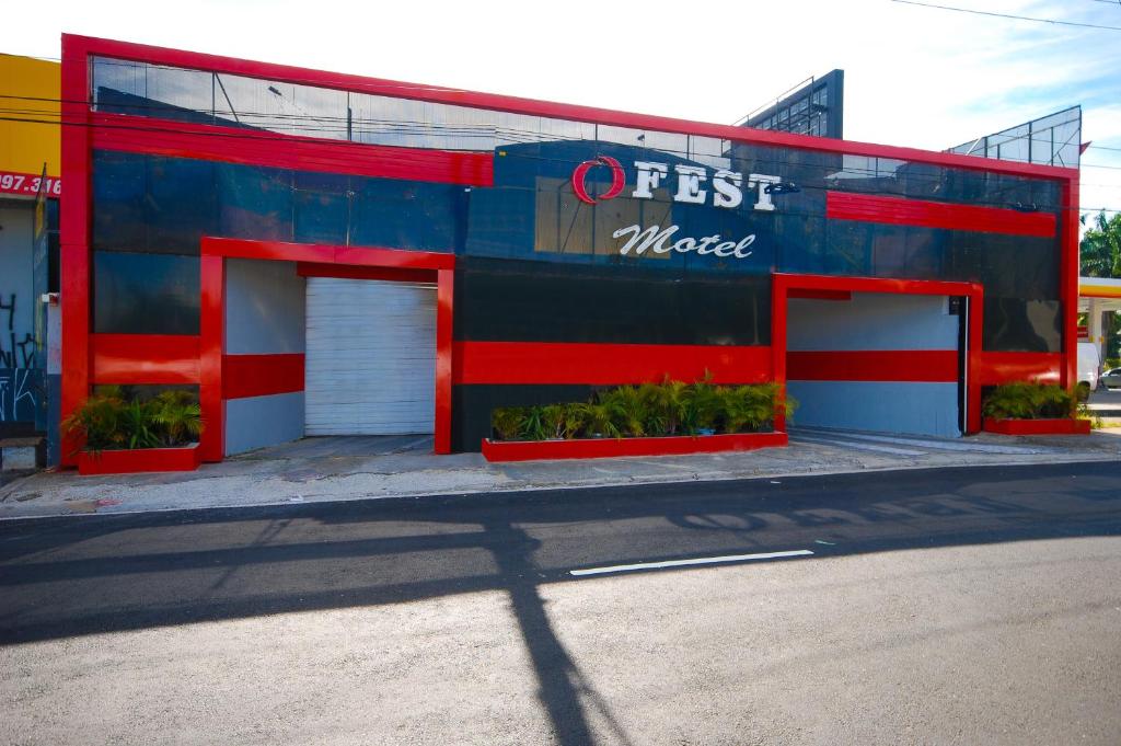 una tienda con una señal de primer modo en la fachada en Motel Fest (Adults Only) en Santo André