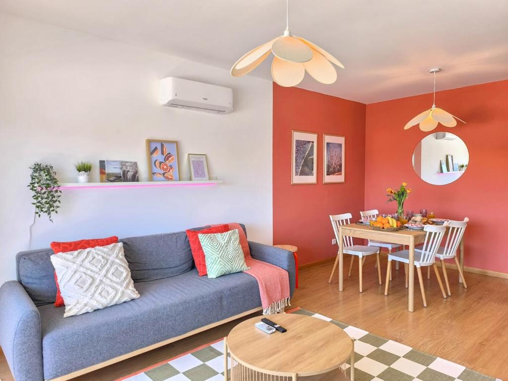 2-bedroom apartment with pool and parking in Olhão