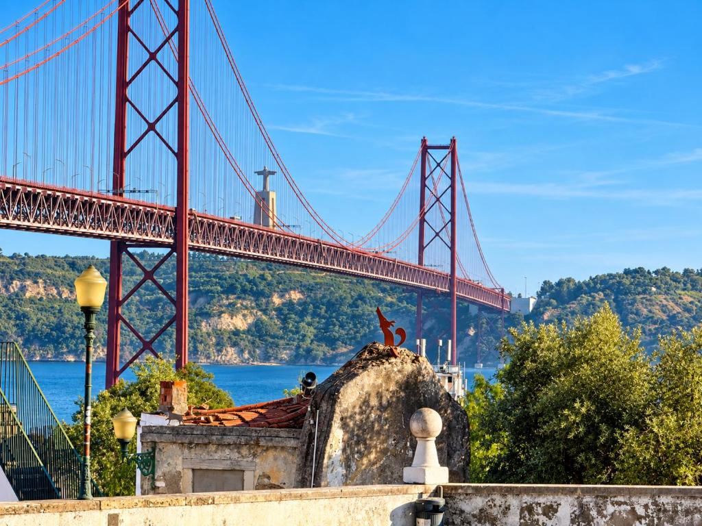Flat Capela Santo Amaro - View of the bridge & Tagus River