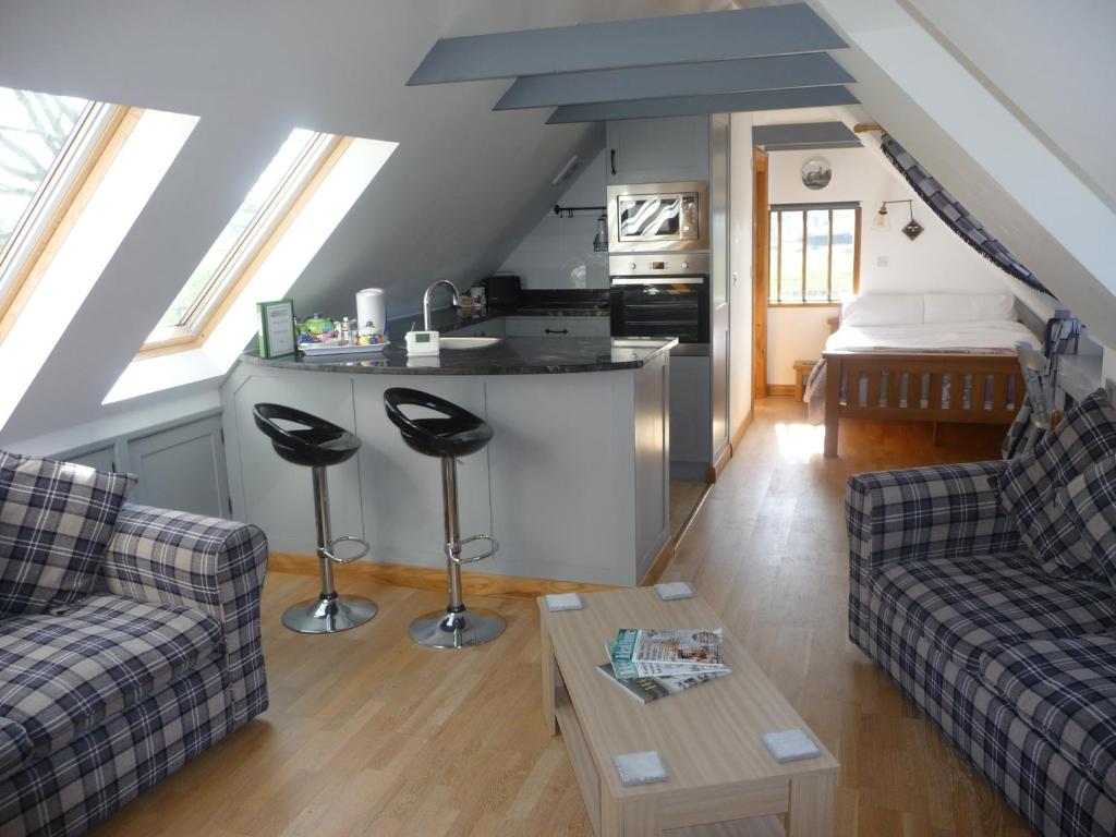 sala de estar con 2 sofás y cocina en Oakwrights en Terling