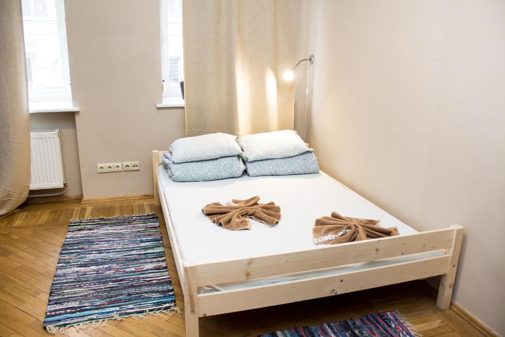een kleine slaapkamer met een bed met handdoeken erop bij Hostel Oras in Vilnius