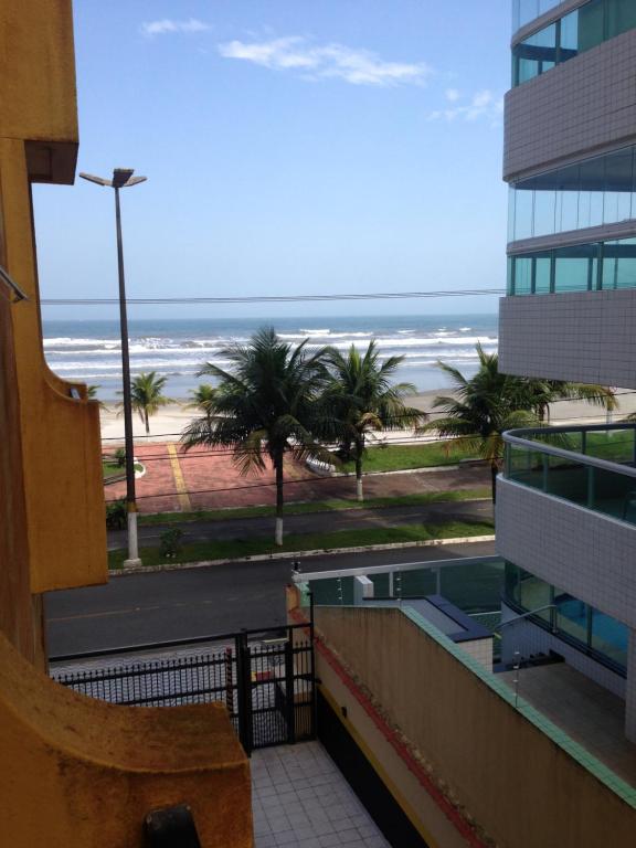 Blick auf den Strand vom Balkon eines Gebäudes in der Unterkunft Apartamento frente ao mar Florida Praia Grande in Praia Grande