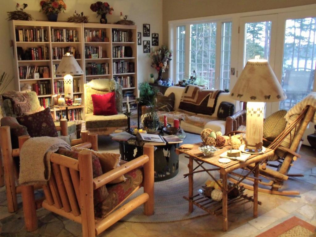 a living room with a lot of chairs and tables at Inn to the Woods in Friday Harbor