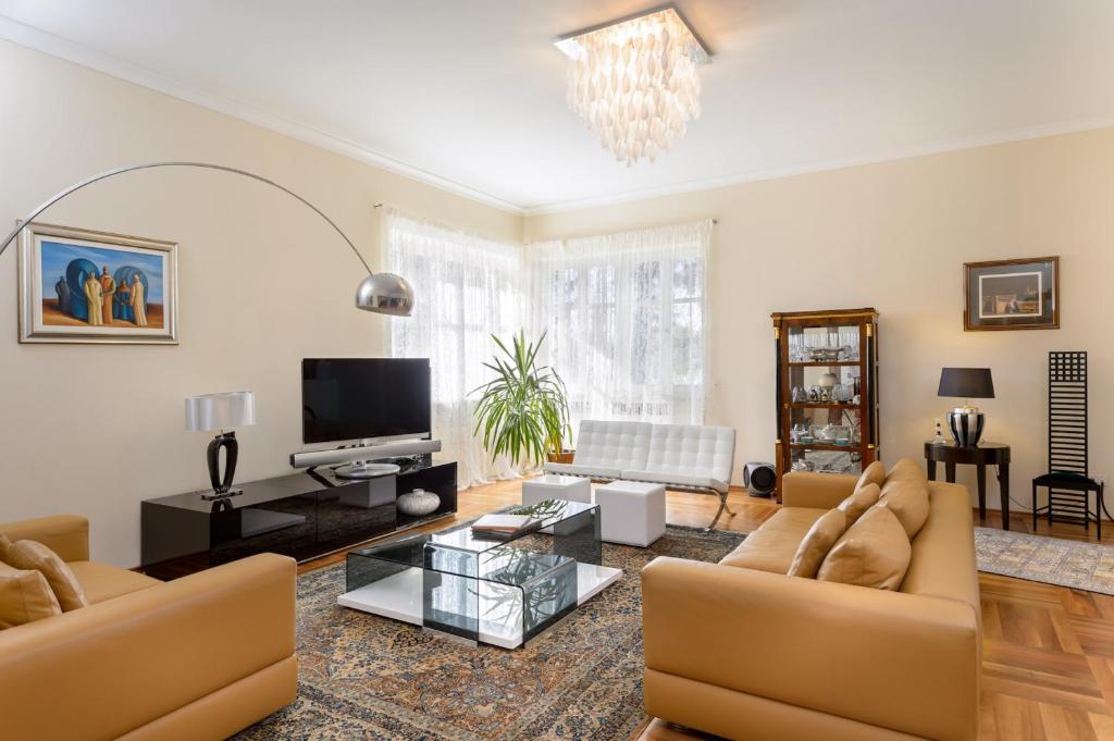 Televízia a/alebo spoločenská miestnosť v ubytovaní Villa Diocletian