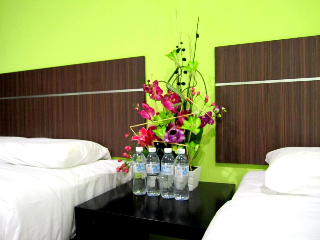 Postel nebo postele na pokoji v ubytování ECO Hotel Putra Kajang