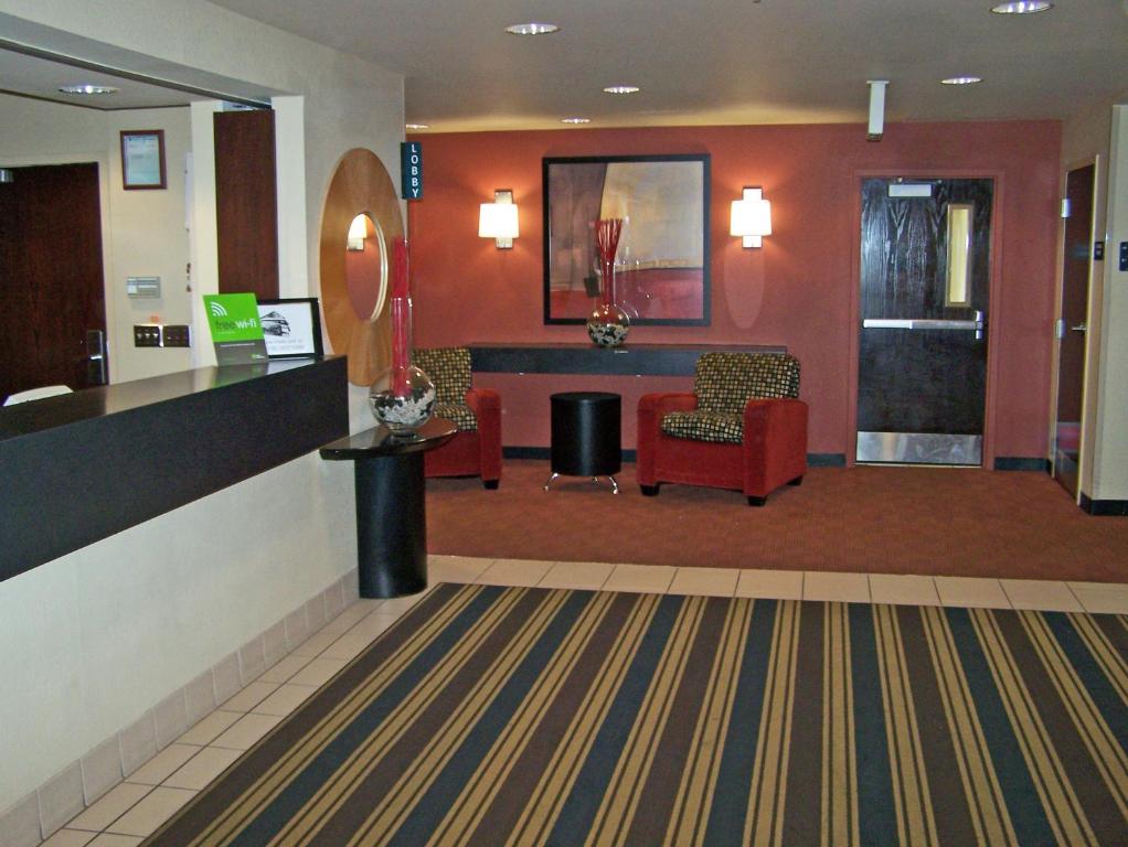 een lobby van een ziekenhuis met een wachtkamer bij Suburban Studios Minneapolis Bloomington in Bloomington