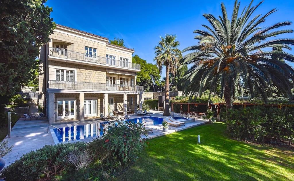 una vista exterior de una casa con piscina en Villa Diocletian en Split