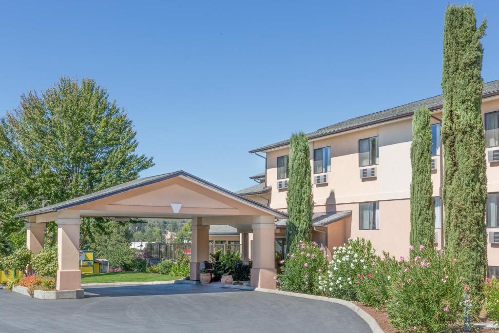 un cenador frente a un edificio en Super 8 by Wyndham Grants Pass, en Grants Pass