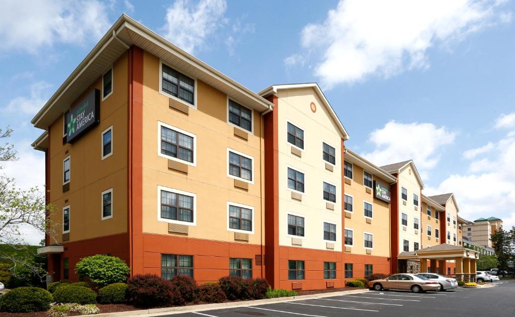 budynek z parkingiem w obiekcie Extended Stay America Suites - Cincinnati - Covington w mieście Covington