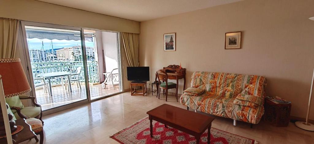 Apartment in Port Fréjus with sea and marina views