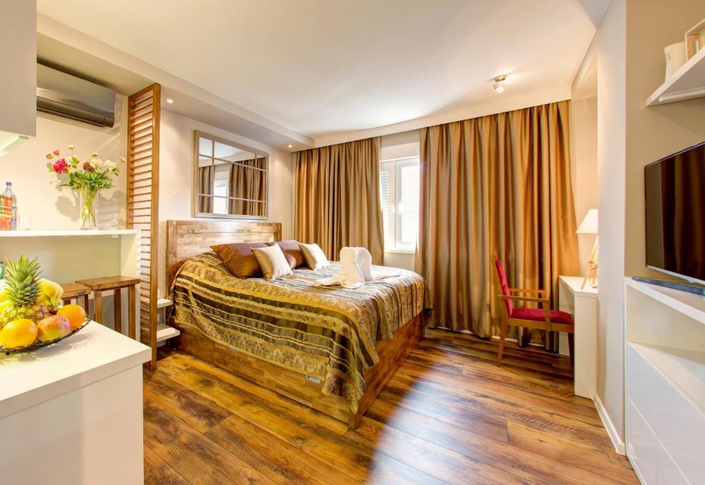 een hotelkamer met een bed en een bureau bij Luxury Studio Yasmine in Mostar