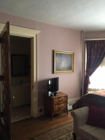 TV o dispositivi per l'intrattenimento presso Victorian Charm Inn