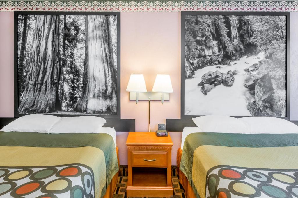 Postel nebo postele na pokoji v ubytování Super 8 by Wyndham Grants Pass