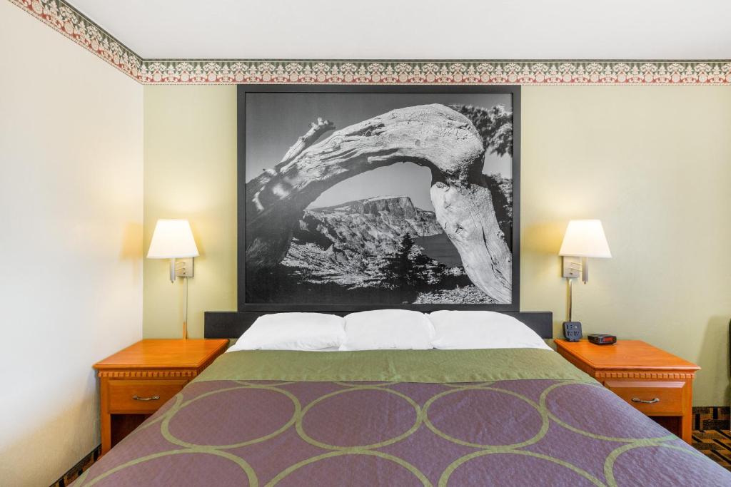 Postel nebo postele na pokoji v ubytování Super 8 by Wyndham Grants Pass