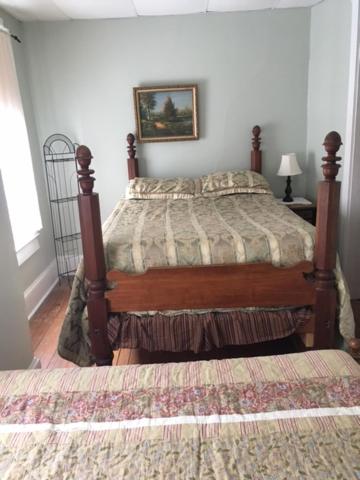 Letto o letti in una camera di Victorian Charm Inn