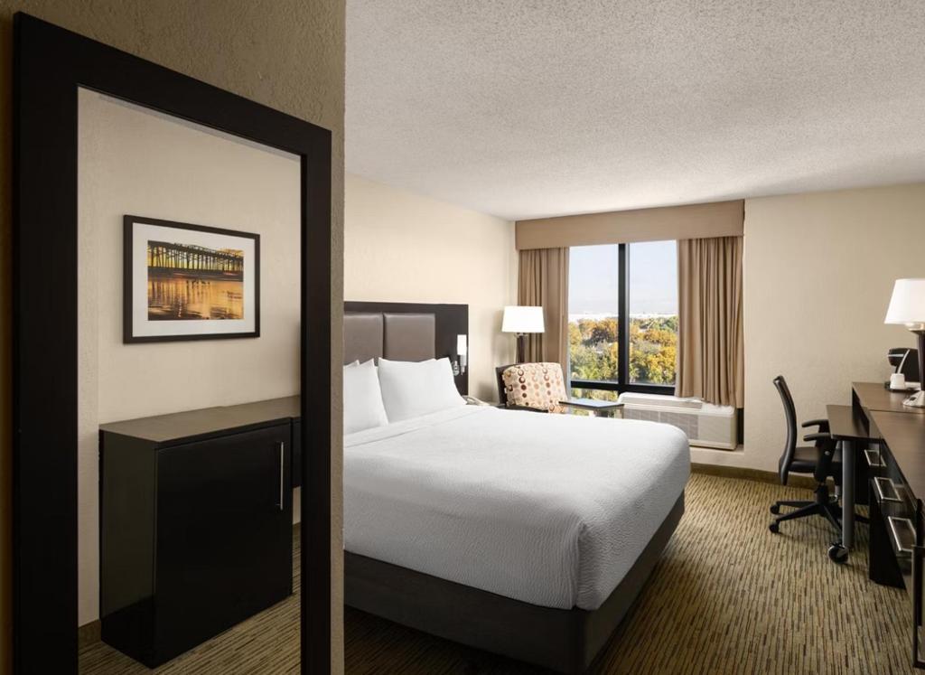 Holiday Inn Miami International Airport, an IHG Hotel - 