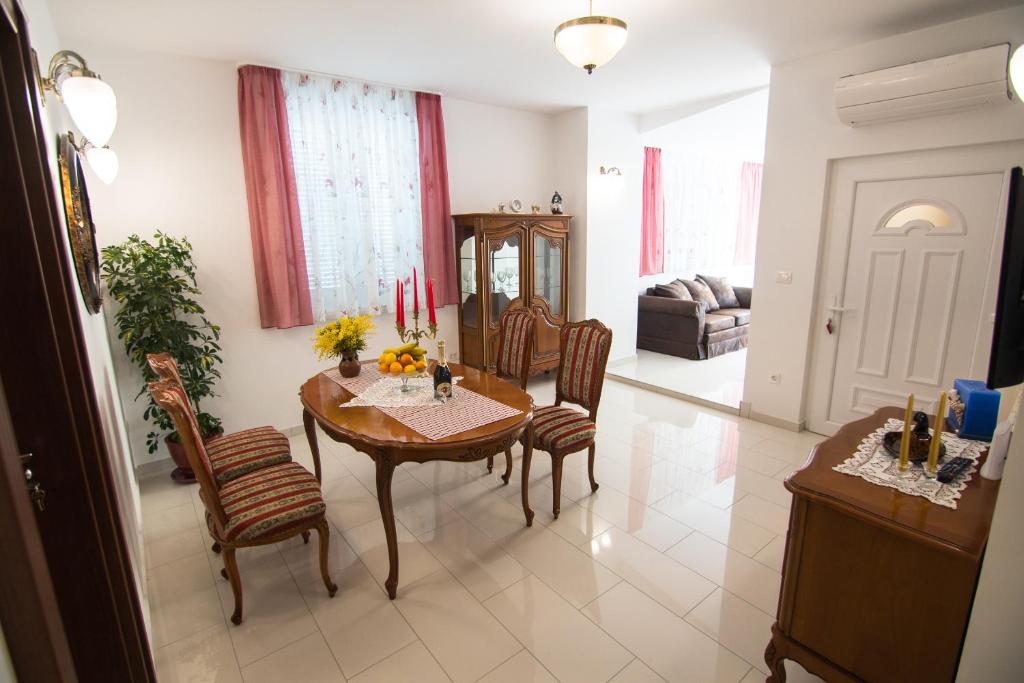 拉布的住宿－Apartment Vita，客厅设有餐桌和椅子