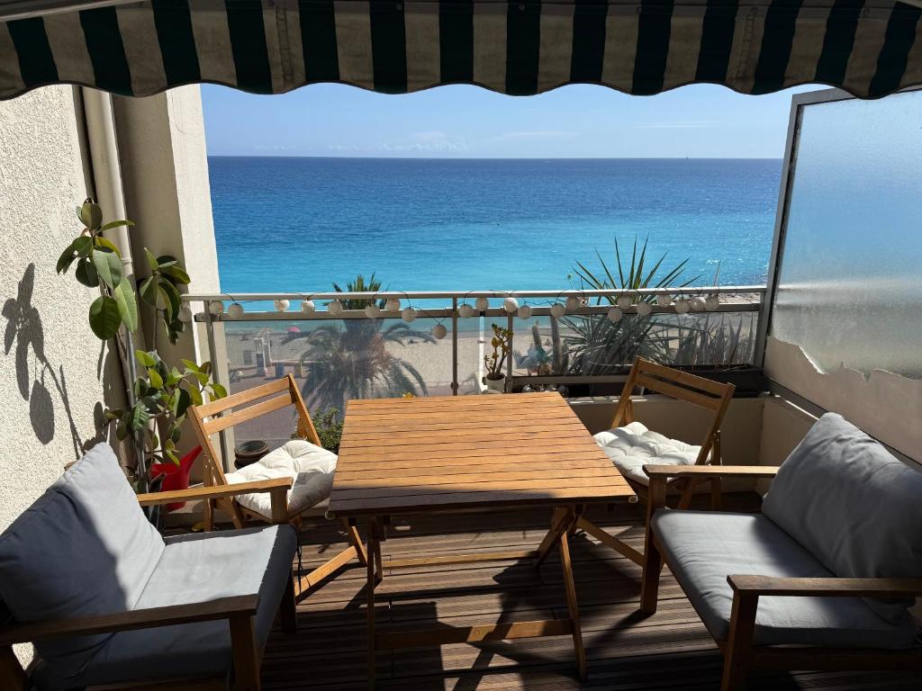 Seafront duplex with lovely terrace