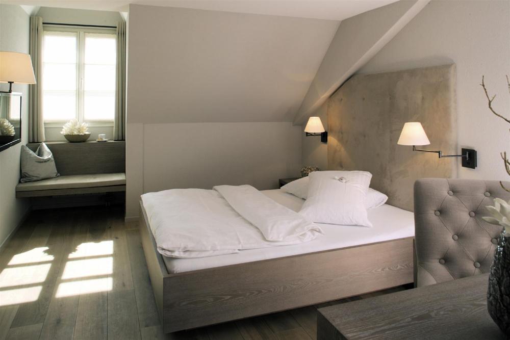 Postel nebo postele na pokoji v ubytování Bad Bubendorf Design & Lifestyle Hotel