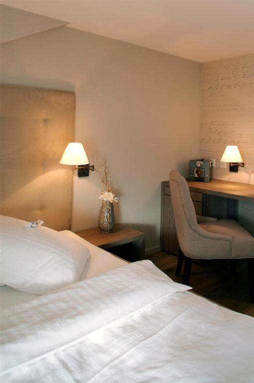 Postel nebo postele na pokoji v ubytování Bad Bubendorf Design & Lifestyle Hotel