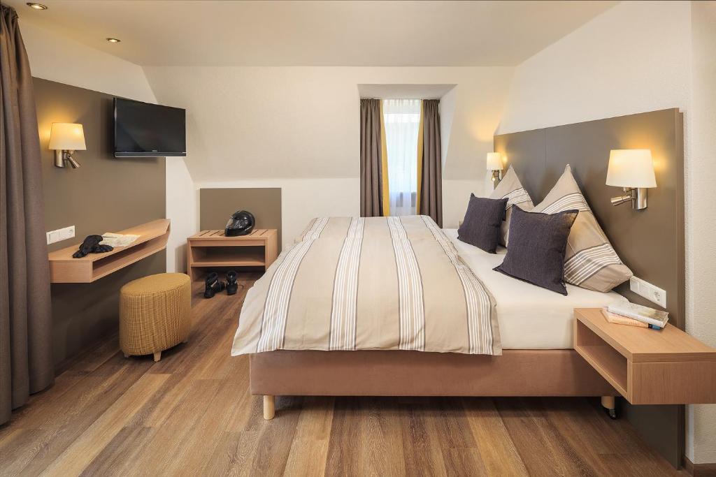 Кровать или кровати в номере Hotel Gasthaus zum Zecher