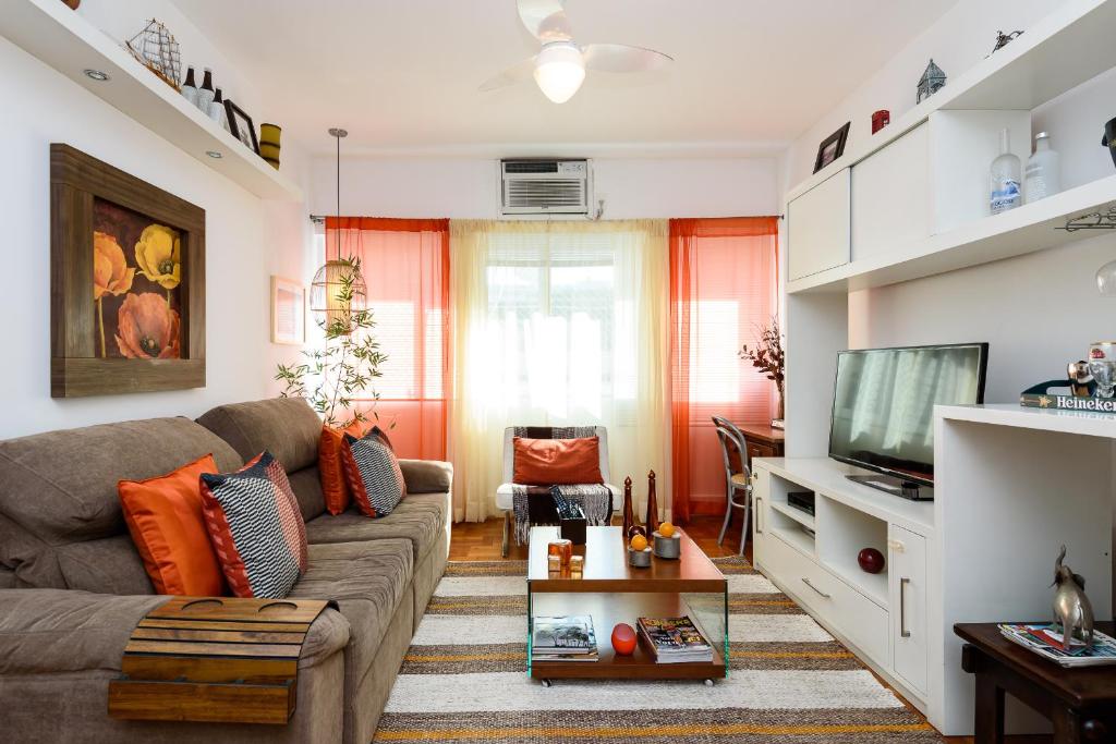 salon z kanapą i telewizorem w obiekcie Copacabana Beach Amazing Lux 2 Bedroom Apartment w mieście Rio de Janeiro