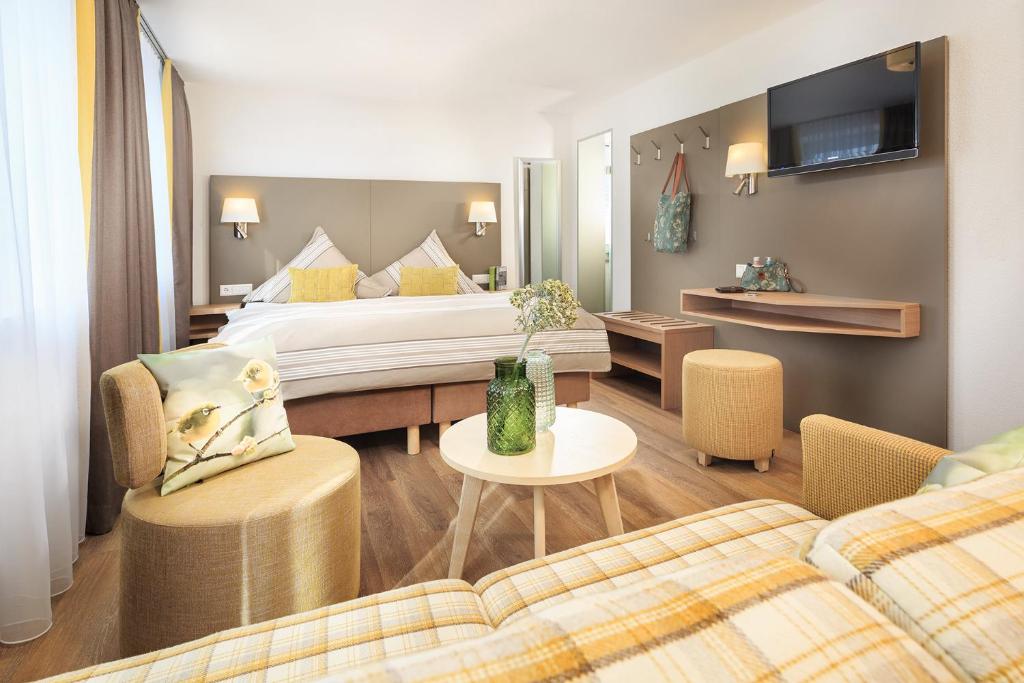 Postel nebo postele na pokoji v ubytování Hotel Gasthaus zum Zecher