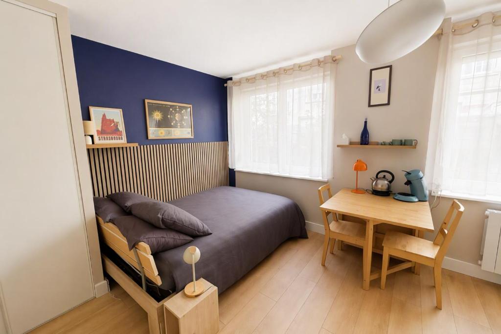 Quiet ground-floor studio apartment near the tram