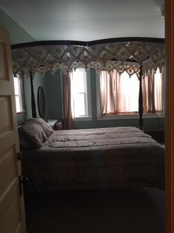 Letto o letti in una camera di Victorian Charm Inn