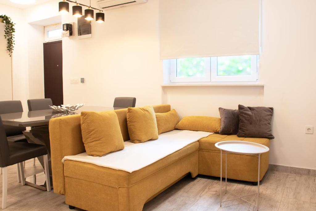 Cozy Courtyard Condo