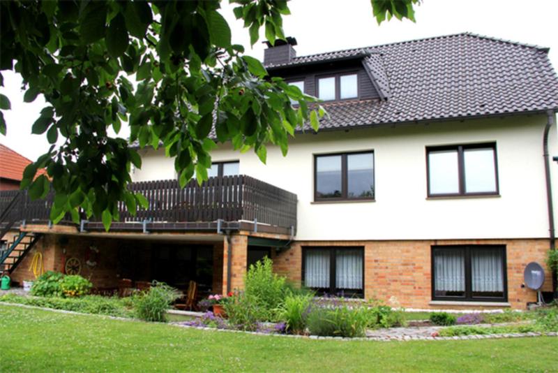 クリンクにあるFerienwohnung Klink SEE 7451のバルコニーと庭付きの広い白い家