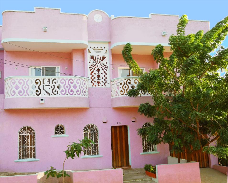 Casa de color rosa con balcón en Casa Bella Mya, en Taganga