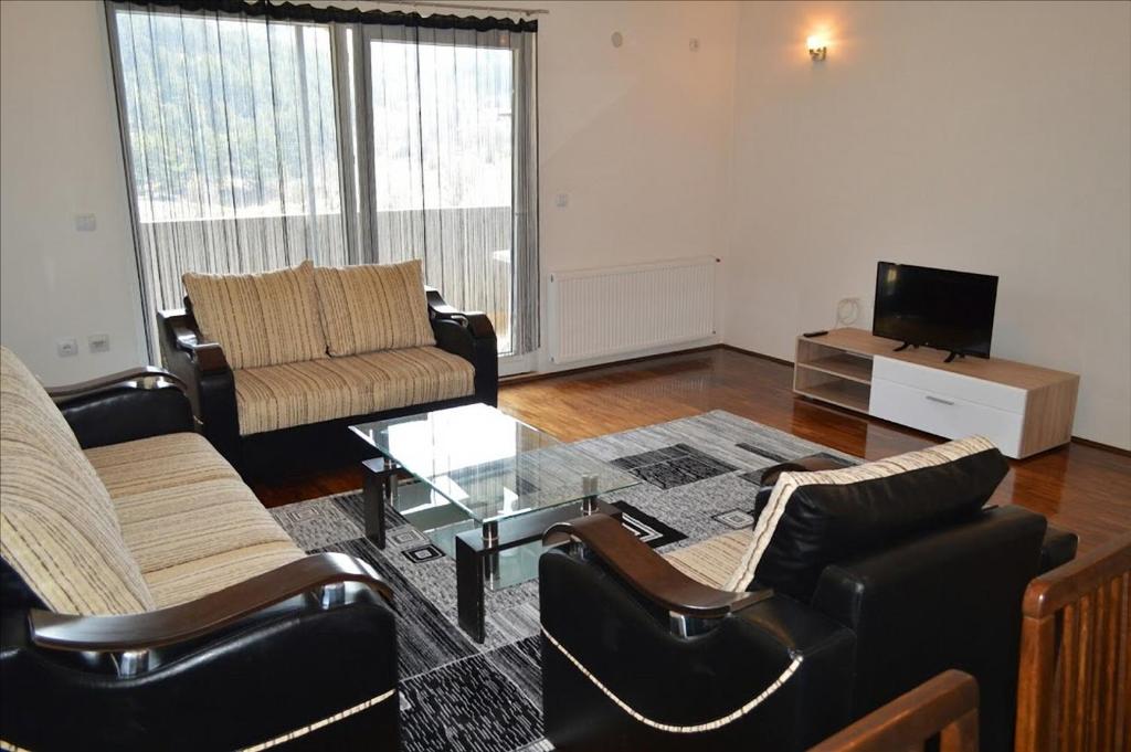 sala de estar con muebles de cuero y TV en Apartment Luka en Ohrid