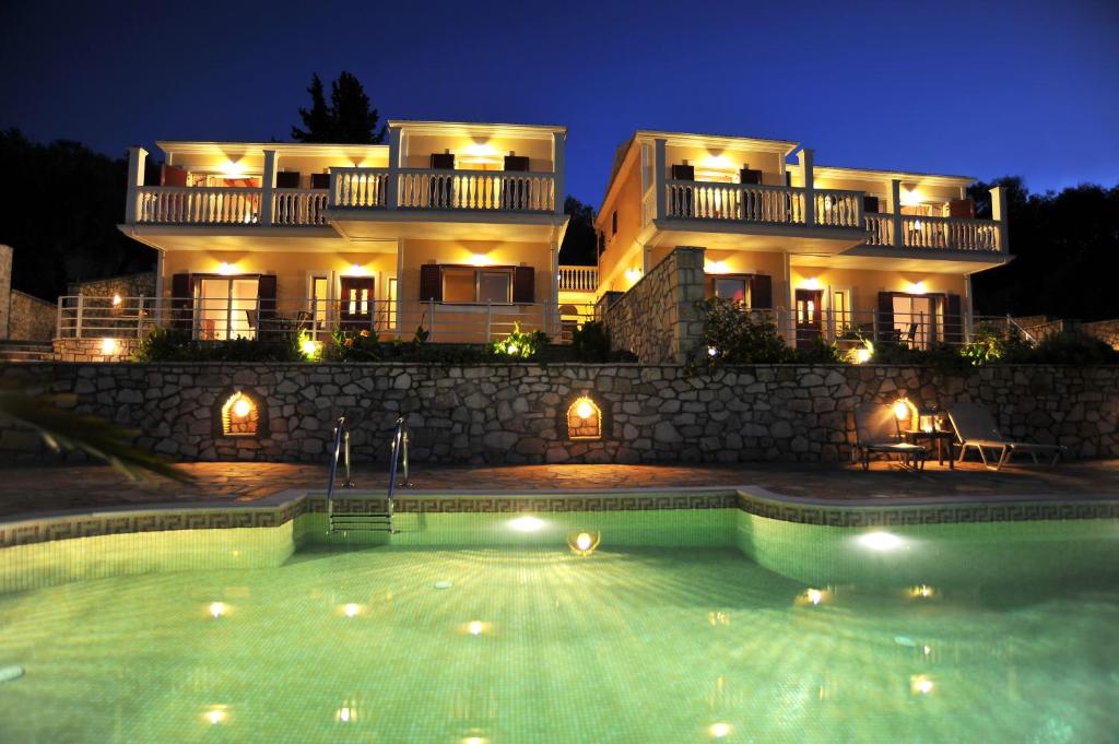 una casa con piscina frente a un edificio en Villa Avgerini Paxos en Gaios