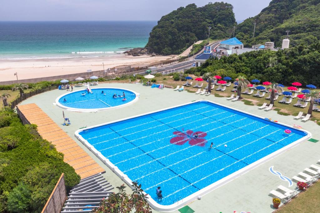 an overhead view of a swimming pool next to the beach at Hotel Izukyu in Shimoda