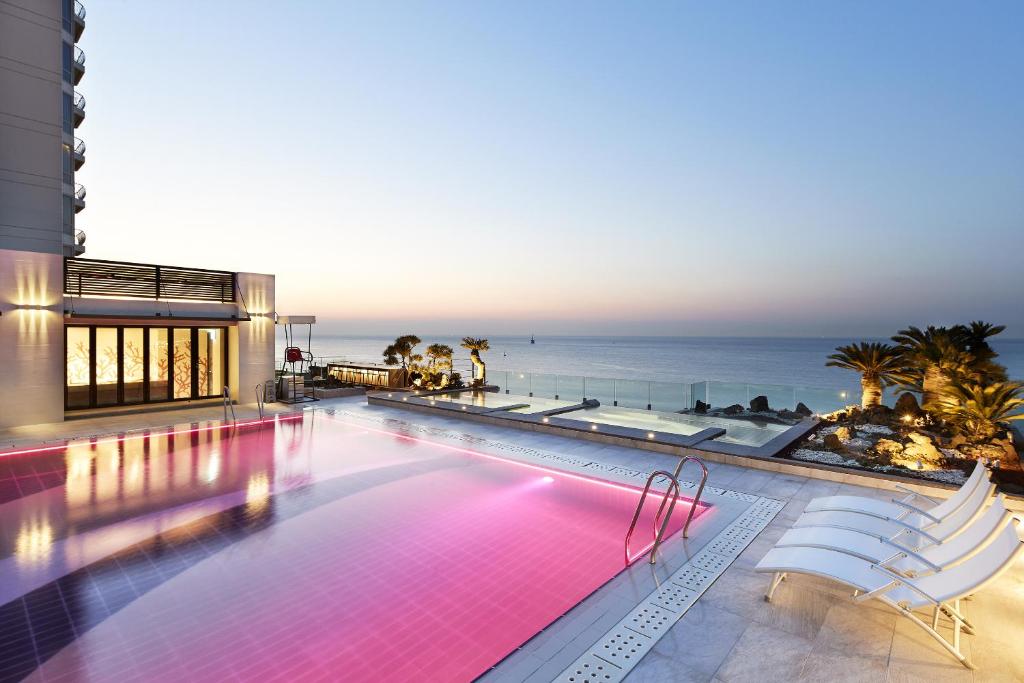 Bazén v ubytování Paradise Hotel Busan nebo v jeho okolí